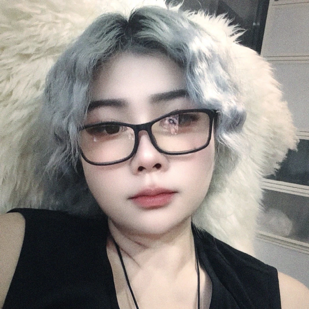 线内线外精致猪猪女孩爱吃ZRF