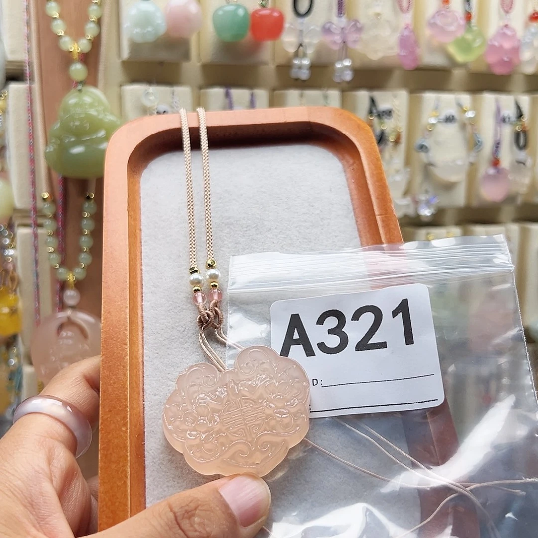 小***子颈饰合金石英质玉