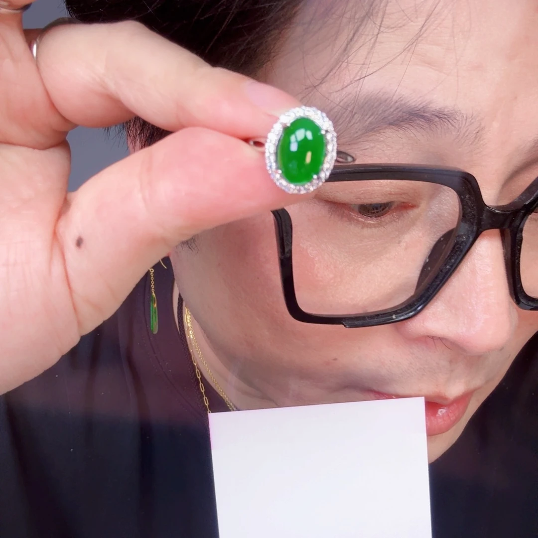 翡翠未镶嵌颈饰一件