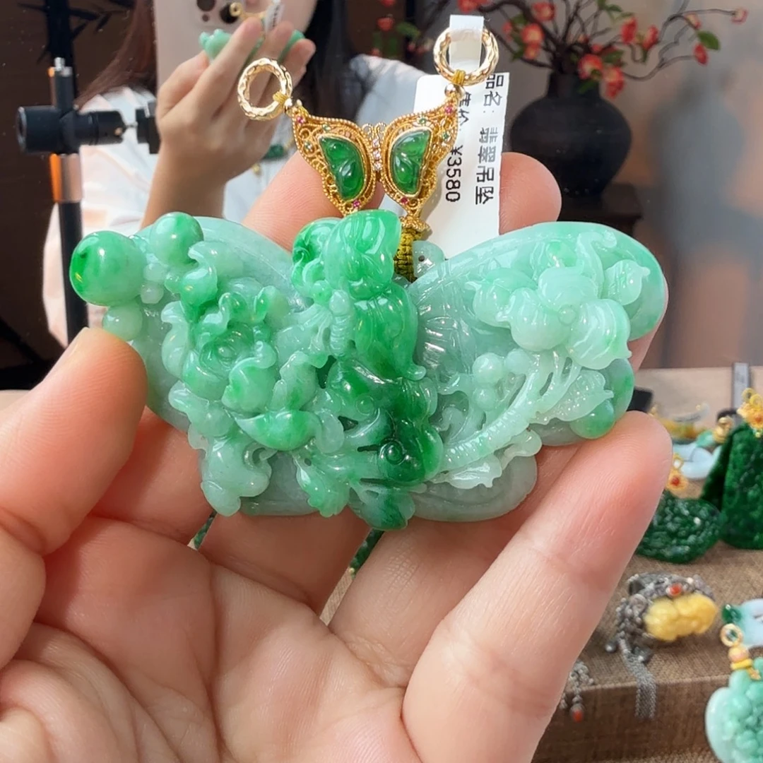 翡翠未镶嵌吊坠(赠链)