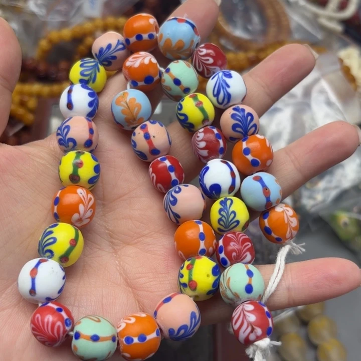 玻璃颈饰一条，喊我选