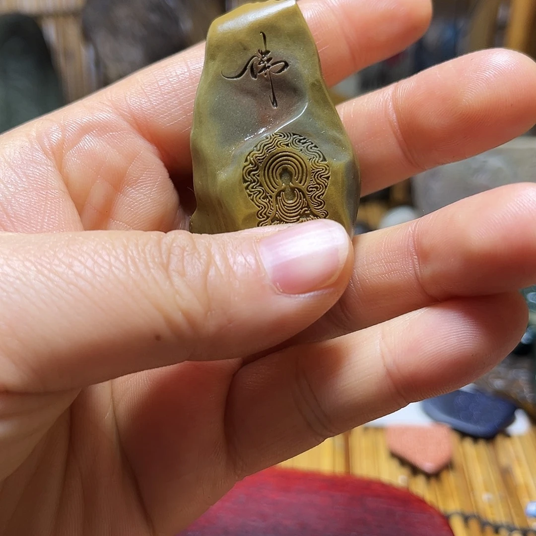 新疆原石雕刻手把件