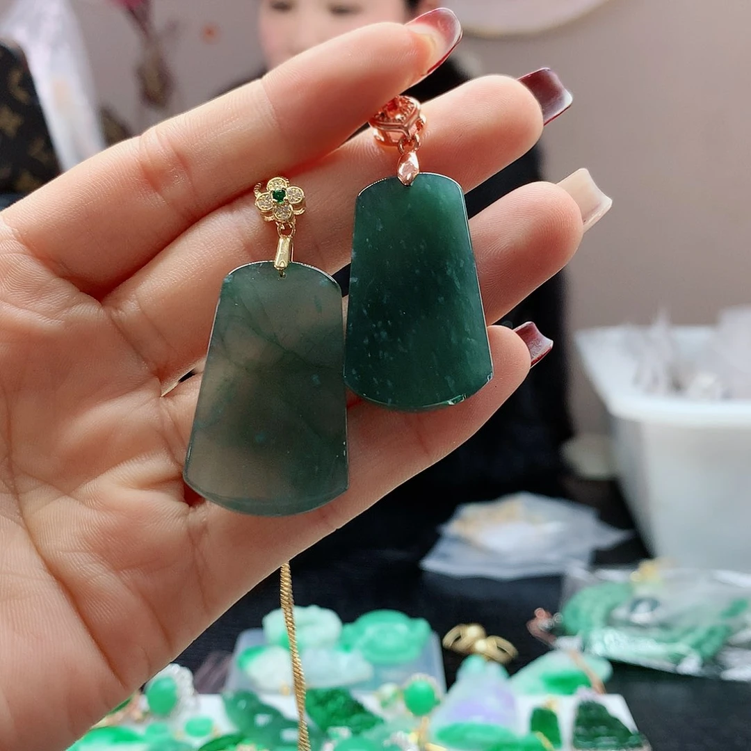 【闪购商品】翡翠吊坠(赠链)未镶嵌多样性发其一