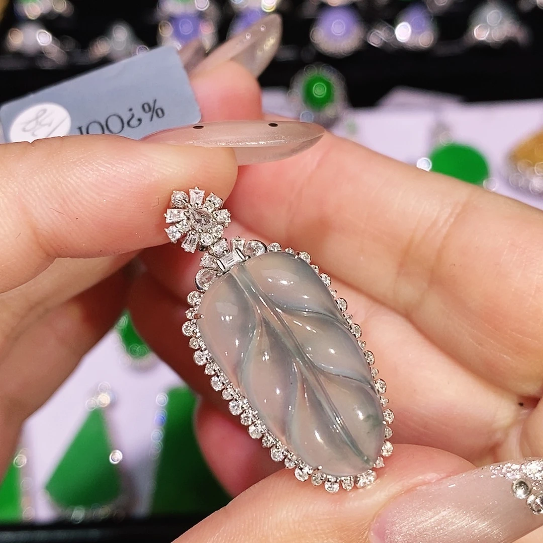 翡翠18K金镶嵌颈饰吊坠