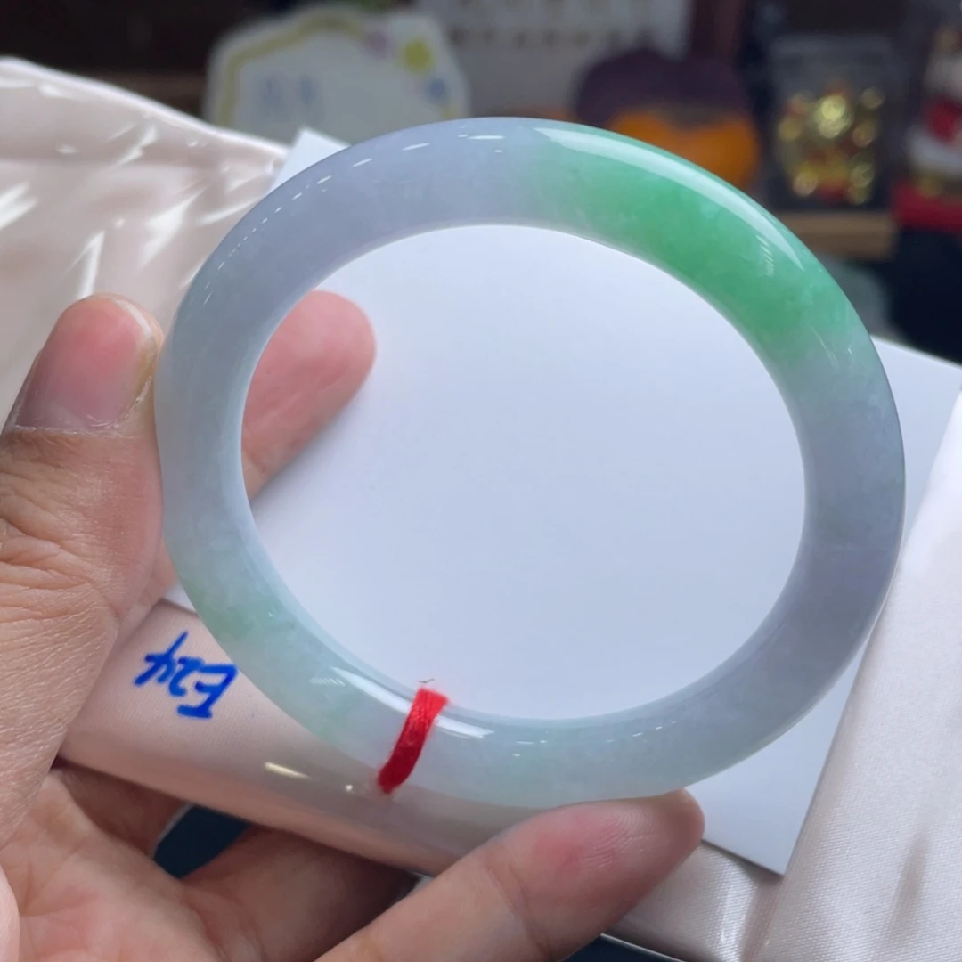 翡翠未镶嵌手镯53.7圆条，春带彩