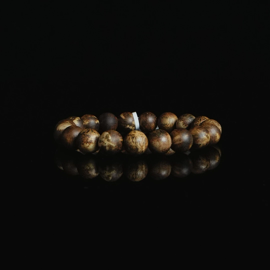 DY-C1740 香港虫漏黄棋沉香手串 1.0cm 8.8g