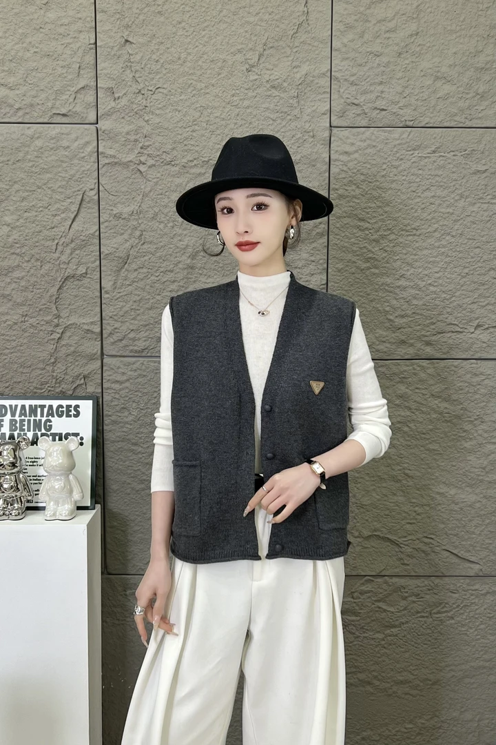 2508 女士百搭修身型三角标马夹 F46