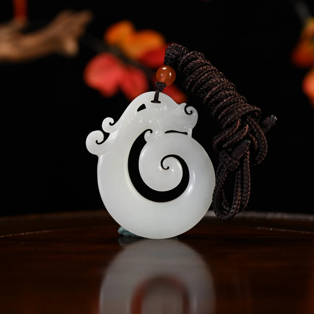 Lot8826 2512090081和田玉白玉螭龙挂件/保利