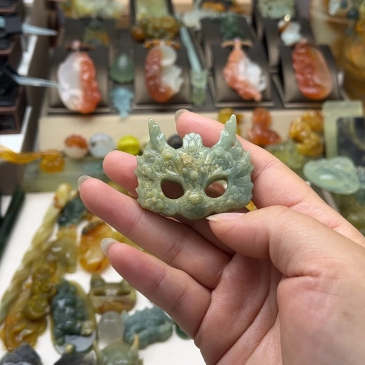 蛇纹石玉未镶嵌颈饰