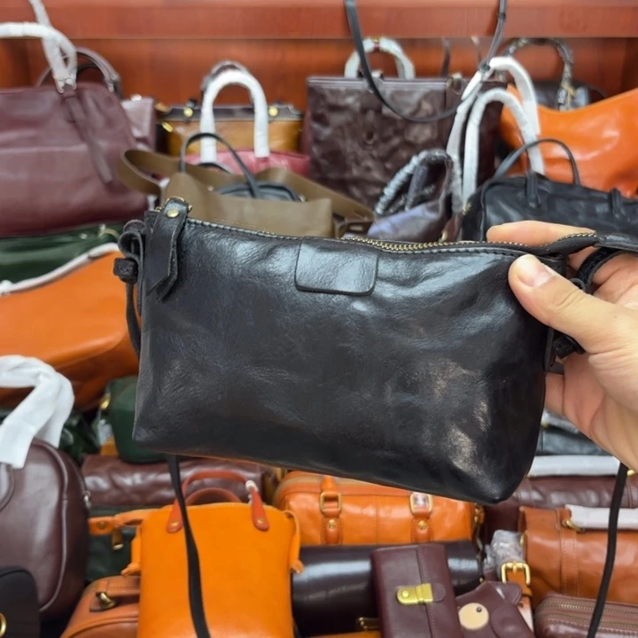 头层牛皮黑色斜挎包