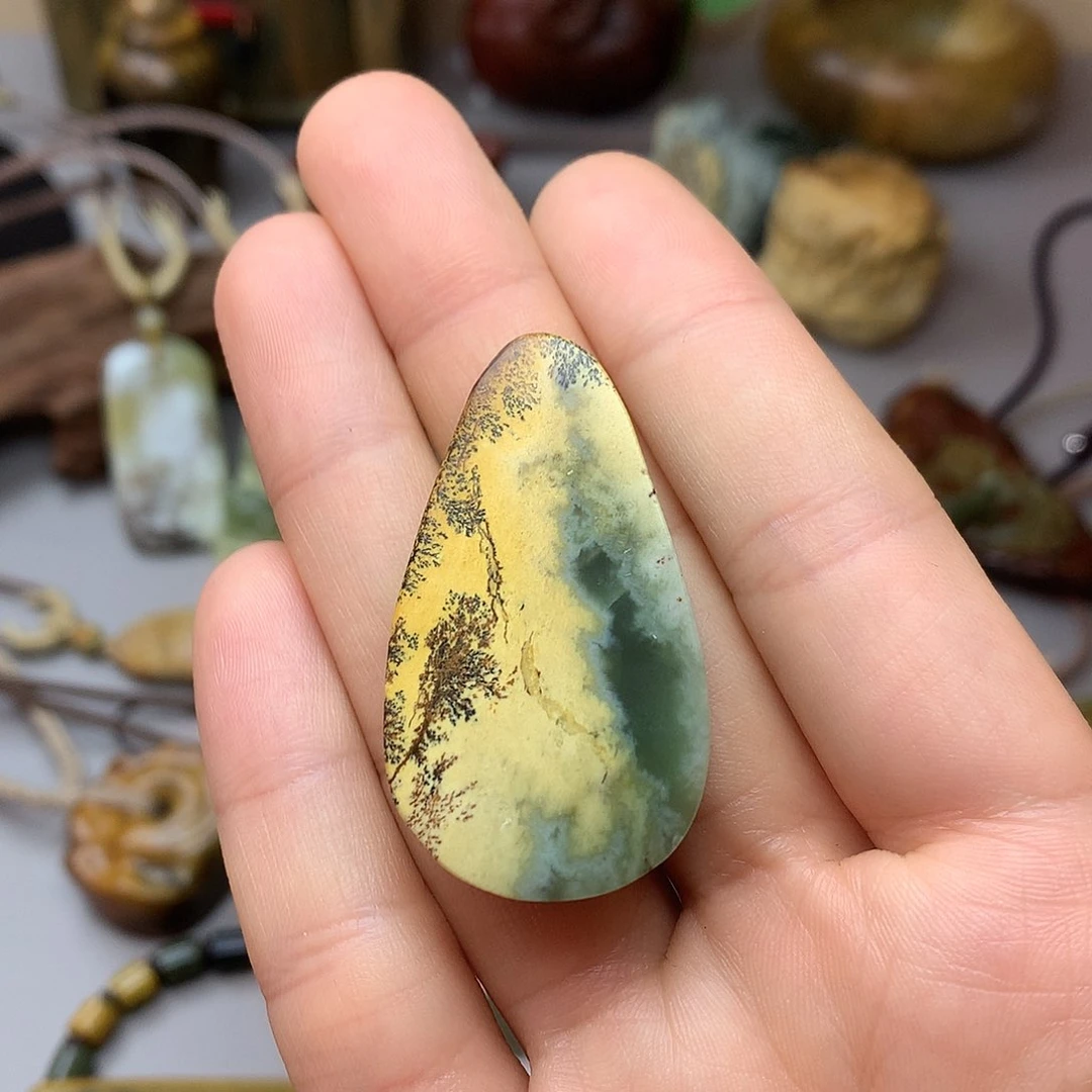 透闪石质玉挂件未镶嵌