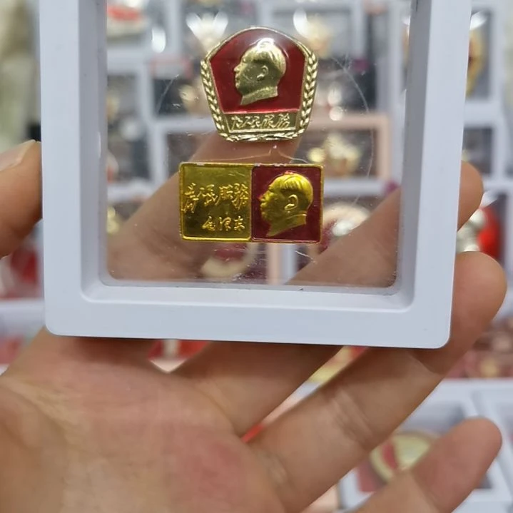 其他普通金属红色收藏纪念章2枚