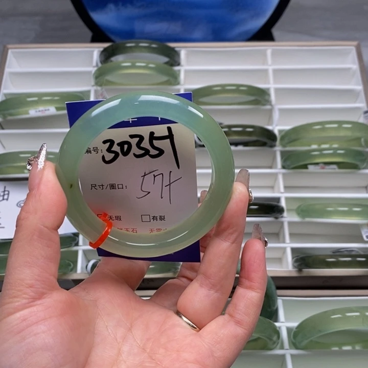 蛇纹石玉手镯未镶嵌向*花