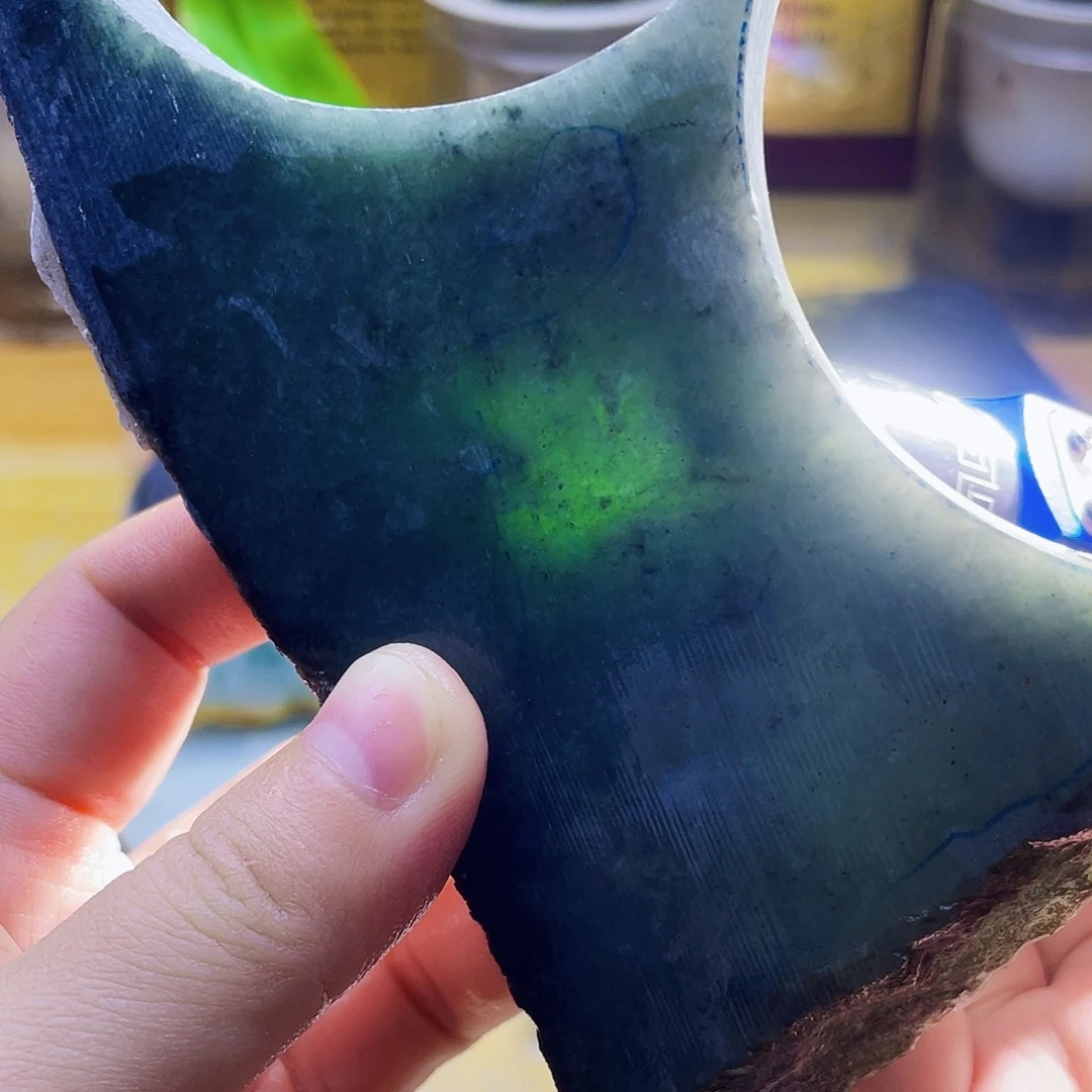 翡翠未镶嵌颈饰毛料11