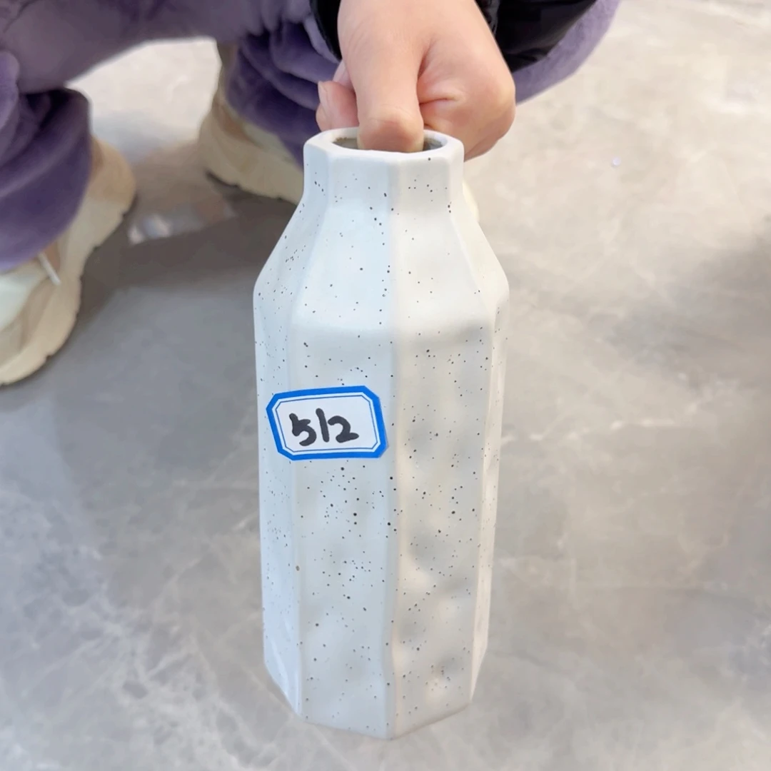 512号陶瓷高20厘米微瑕一个