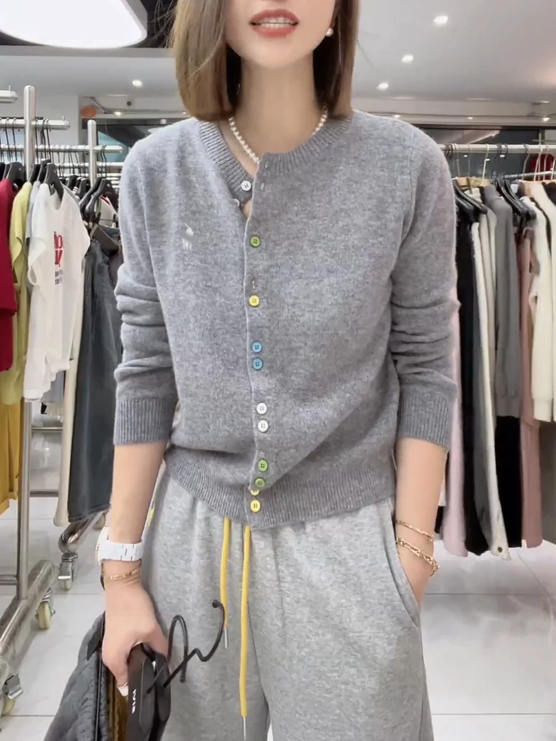 灰色彩扣刺绣长袖针织衫女秋冬毛衣开衫2025新款韩系减龄气质上衣