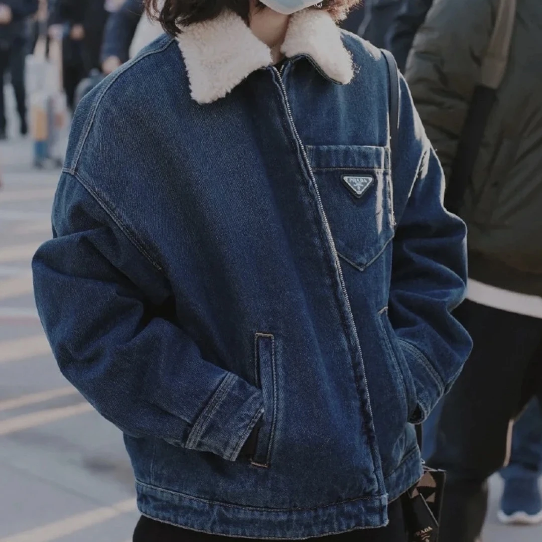 未使用 Prada/普拉达 羊羔绒三角标外套/40码/E0339