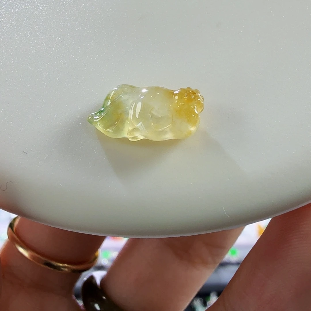 翡翠未镶嵌颈饰黄加绿三彩 鱼