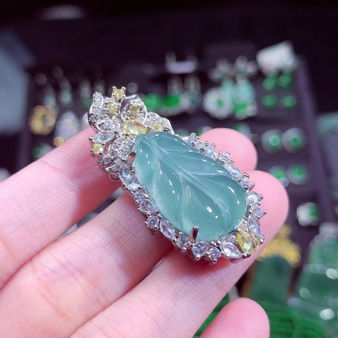 翡翠未镶嵌颈饰挂件