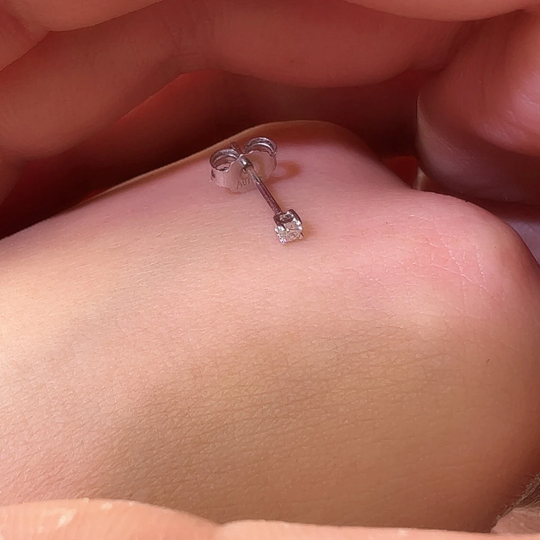 钻石耳饰18K金镶嵌可**K堵直针3分四爪白