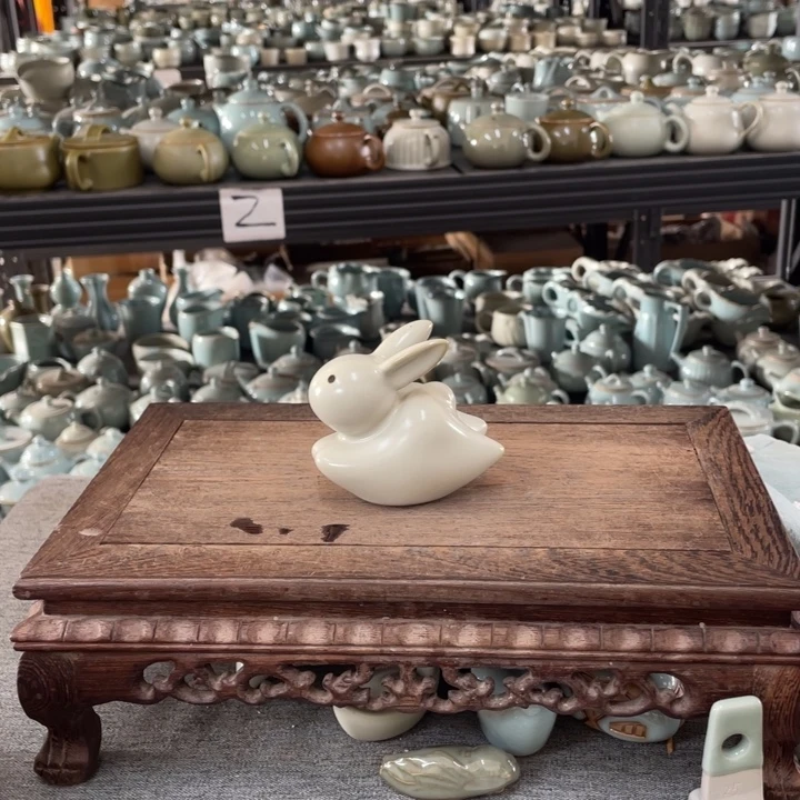 摆件月白釉奔奔兔