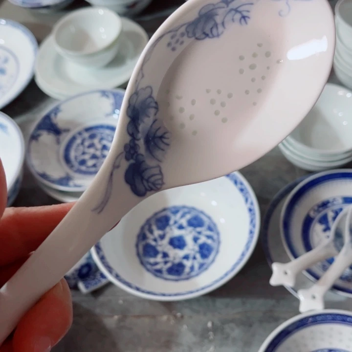 青花玲珑大汤勺葡萄