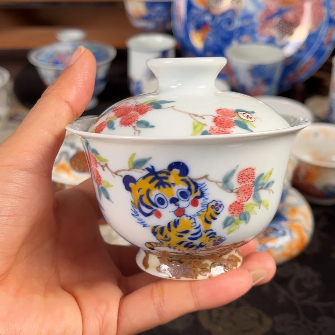 釉下五彩小老虎元宝盖碗