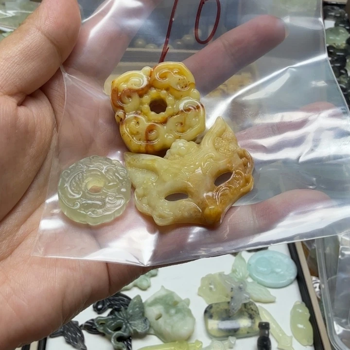 透闪石-蛇纹石玉吊坠未镶嵌