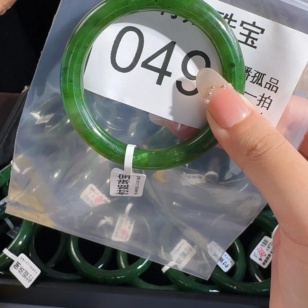 宁***然颈饰未镶嵌和田玉手镯55 049