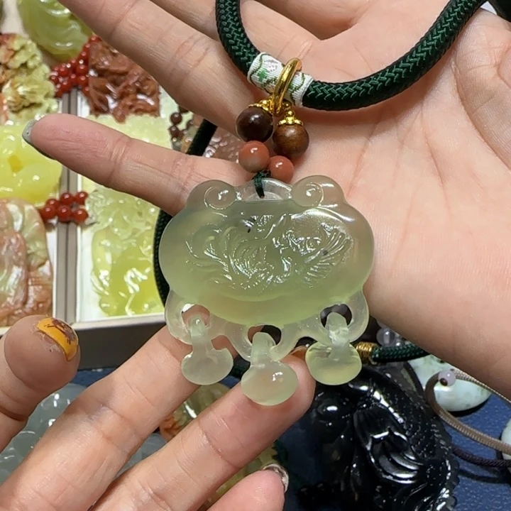 未镶嵌蛇纹石玉吊坠