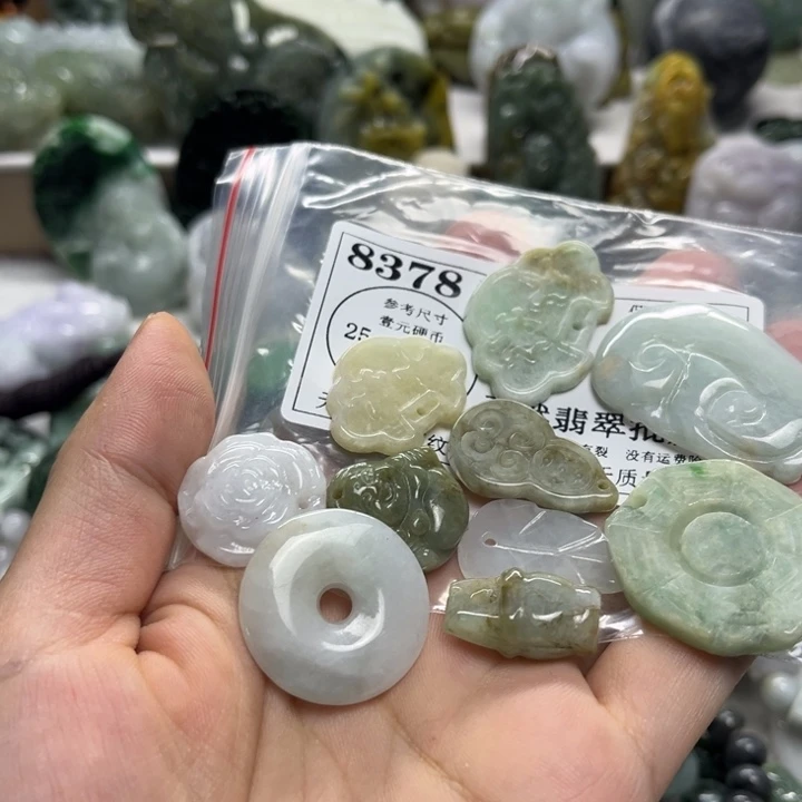 翡翠未镶嵌颈饰8378瑕疵