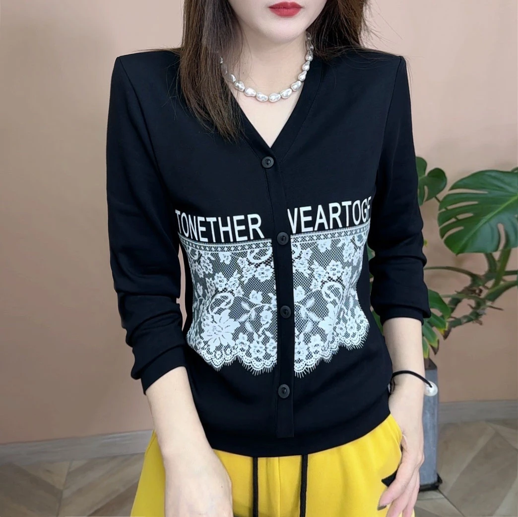 2025春季新品时尚百搭修身显瘦字母设计感鸡心领女士长袖上衣7873