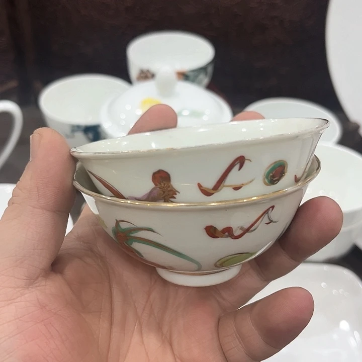 那**候釉下五彩的瓷器和，