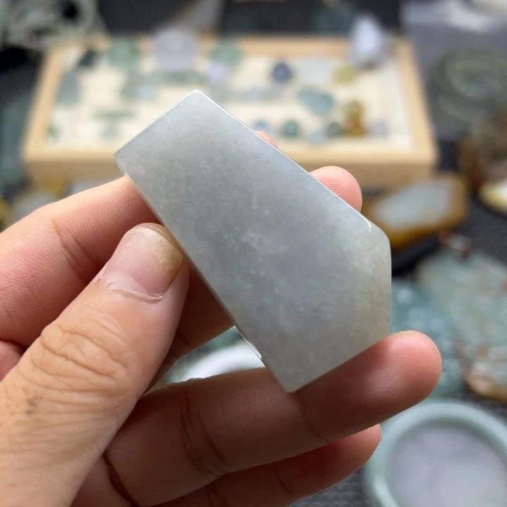 翡翠未镶嵌颈饰毛料