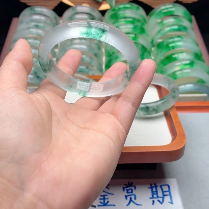 ****学石英质玉未镶嵌手镯