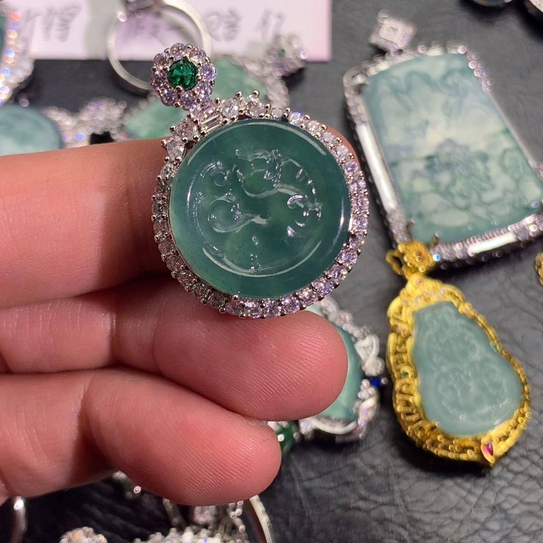 翡翠颈饰未镶嵌麒麟