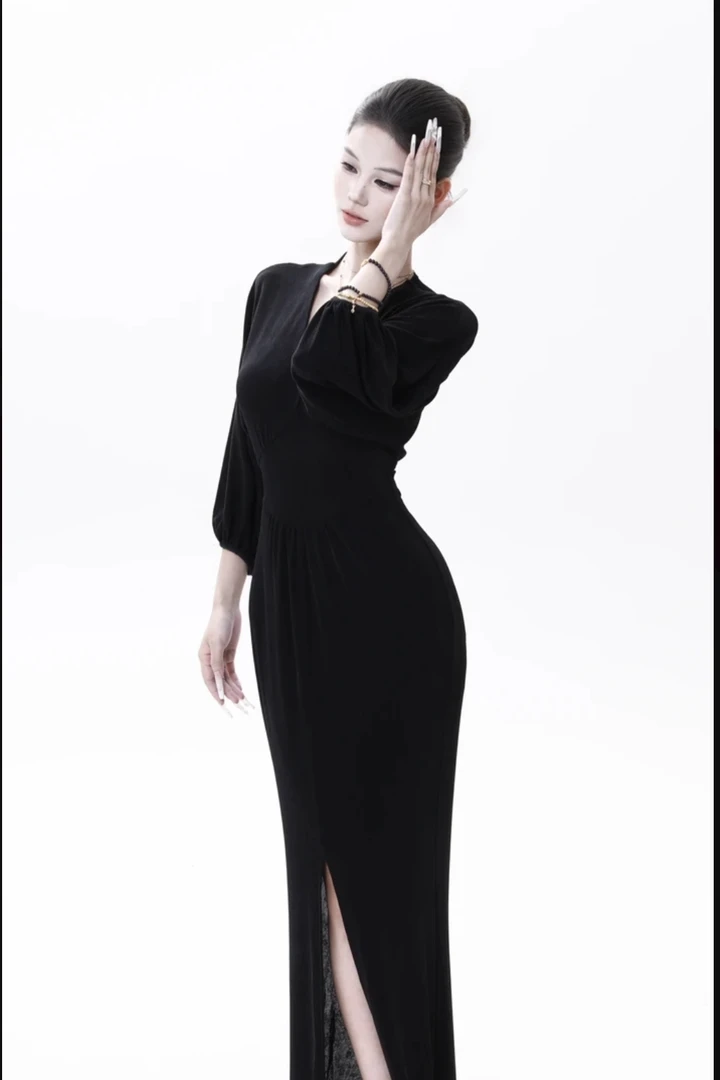 黑色蝙蝠袖连衣裙女2025早秋爆款裙子收腰显瘦v领气质收腰长裙