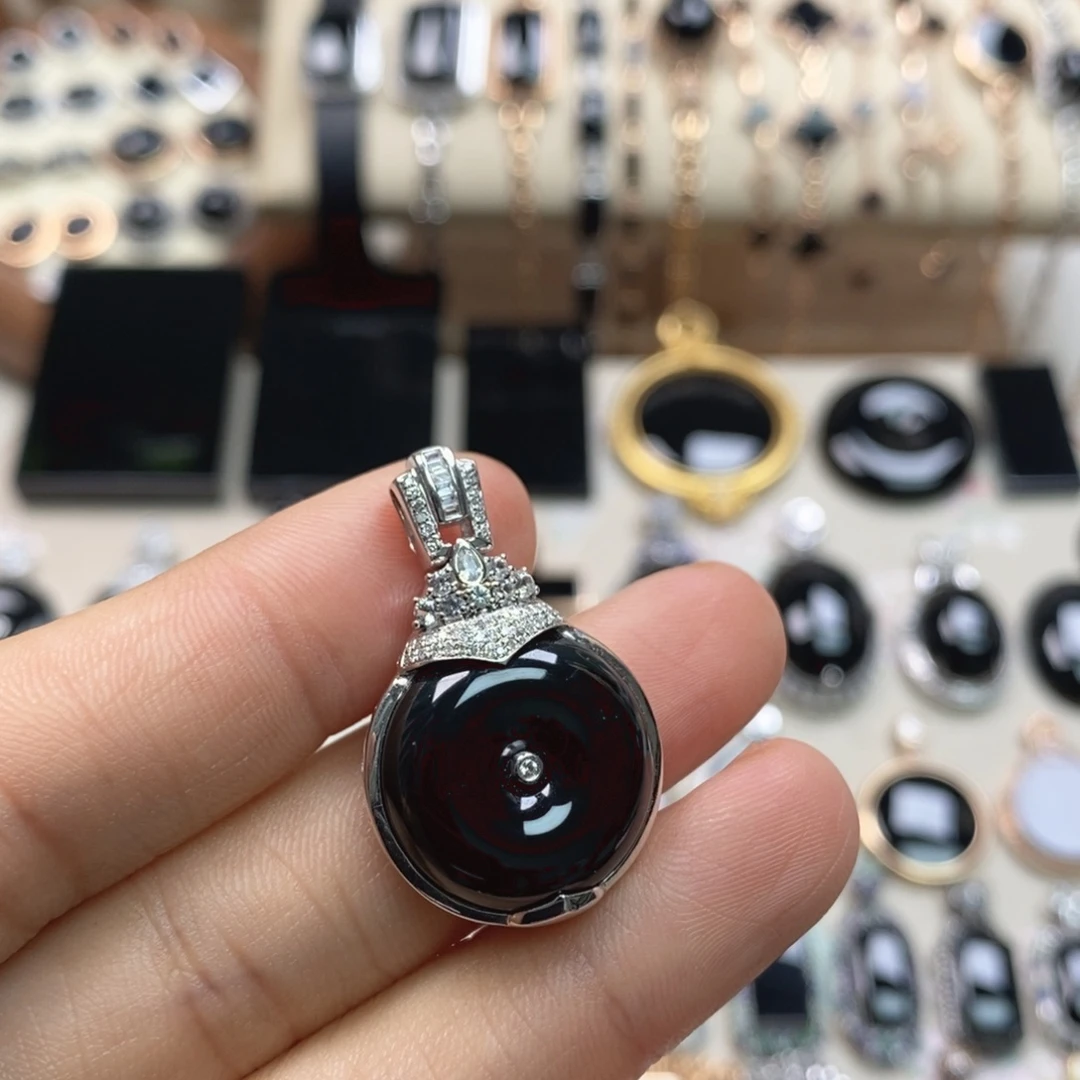 翡翠18K金镶嵌颈饰