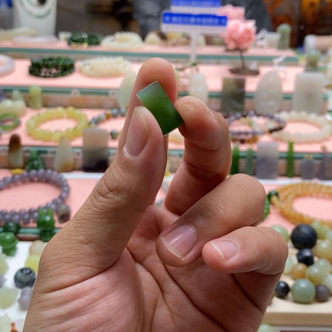 吊坠(不含链)未镶嵌和田玉（碧玉）通孔不退不换