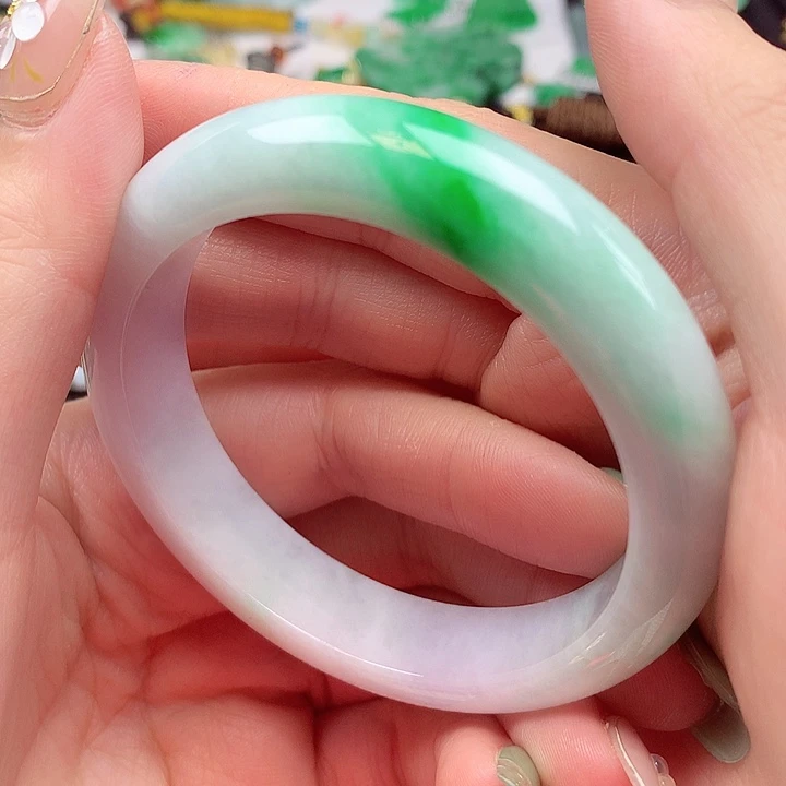 翡翠手镯未镶嵌翡翠