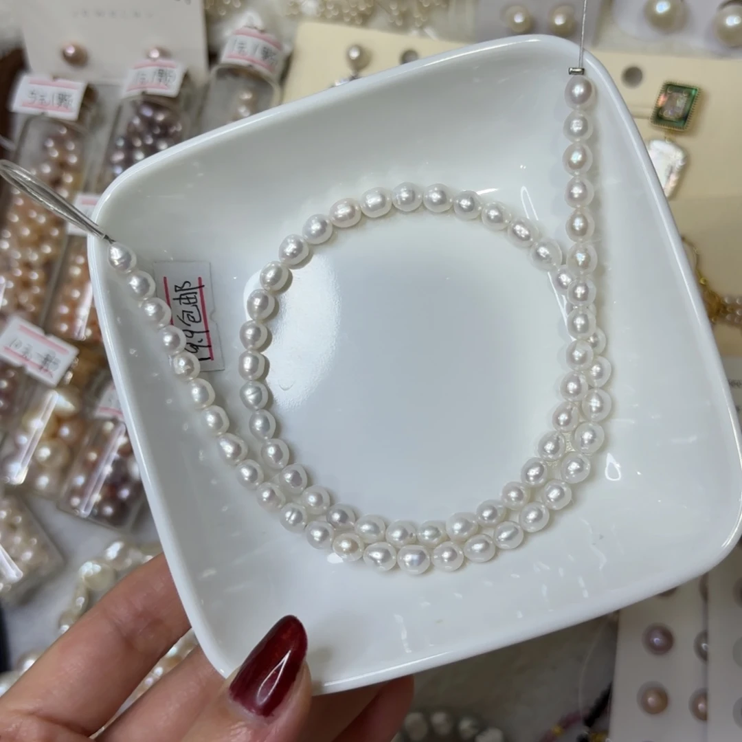 合金米珠项链一条，加扣子