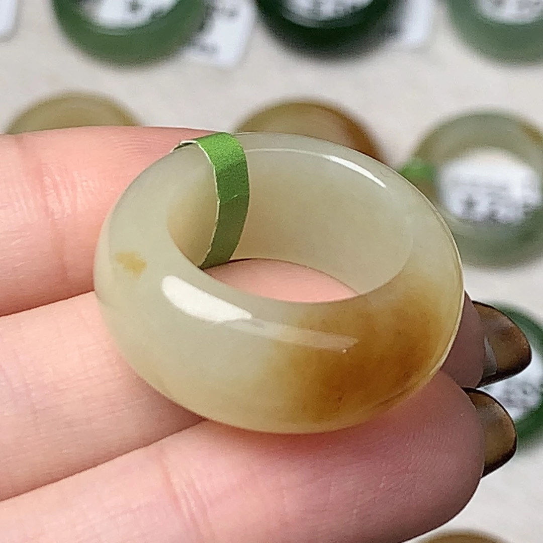 未镶嵌戒指和田玉