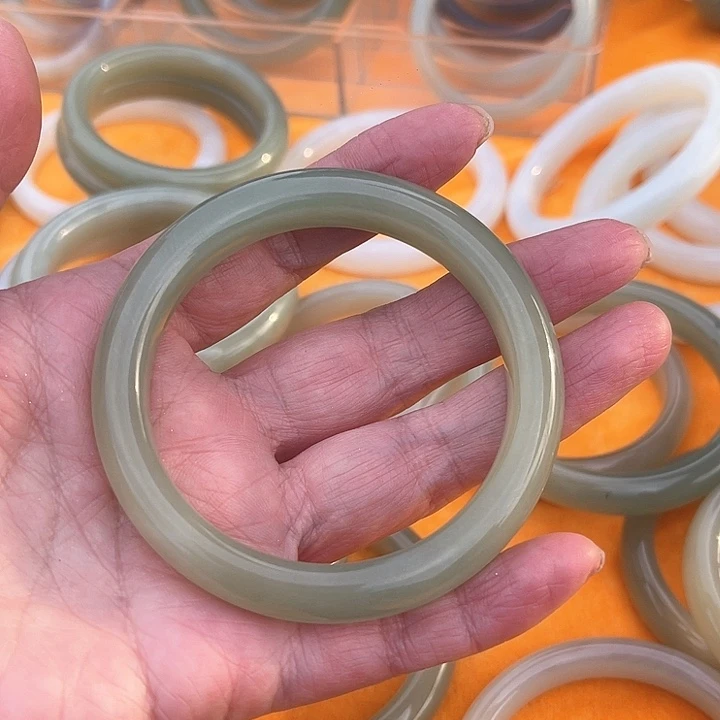 和田玉手镯未镶嵌