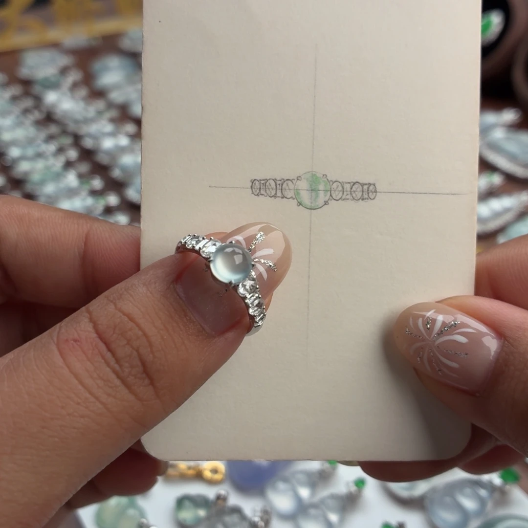 翡翠18K金镶嵌颈饰蛋面尾戒