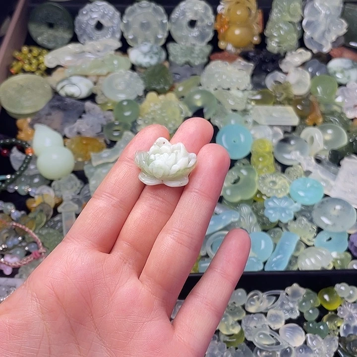 蛇纹石玉合金颈饰小花