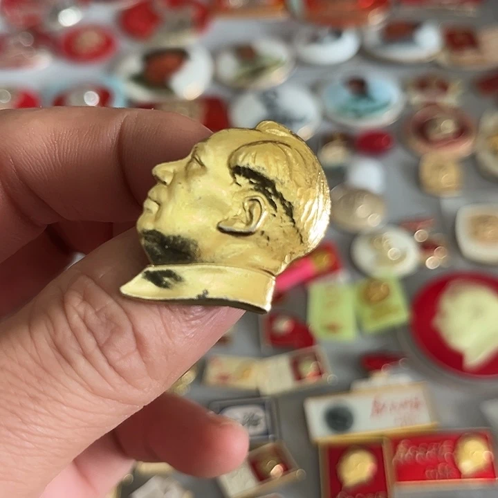 娄***辉红色像章像章红色
