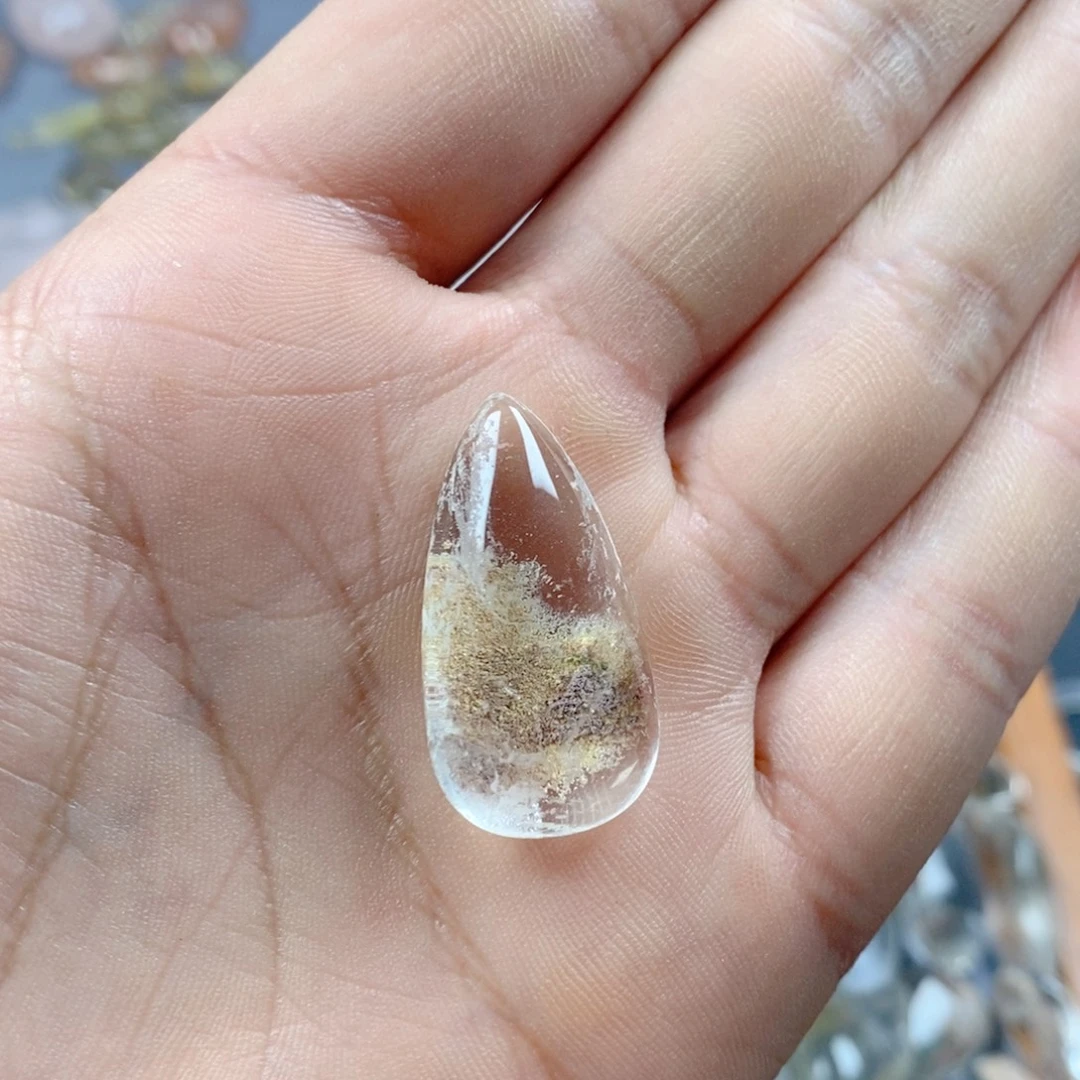 颈饰未镶嵌水晶48。