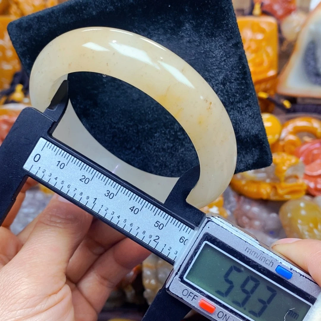 未镶嵌石英质玉（黄龙玉）颈饰