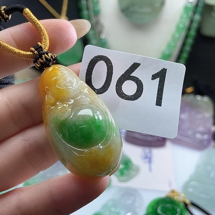 翡翠未镶嵌吊坠(赠链)