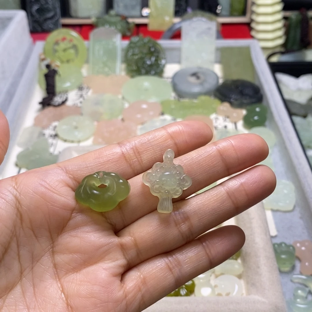 蛇纹石玉未镶嵌颈饰?****贝